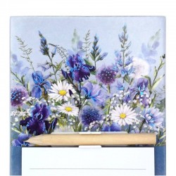 Détail du décor de fleurs bleues avec reflets métalliques du bloc notes Prairie
