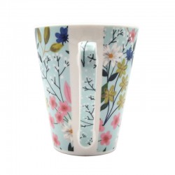 Mug porcelaine forme conique décor fleurs fond vert vu côté anse