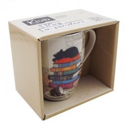 Mug chat noir sur pile de livres par Kiub vu dans sa boîte cadeau